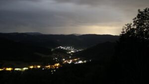 Dieses Bild zeigt eine Webcam-Aufnahme vom Achertal, aufgenommen am Montag, den 01.06.2026 um 03:10 Uhr. Die Temperatur betrug 12.6°C.