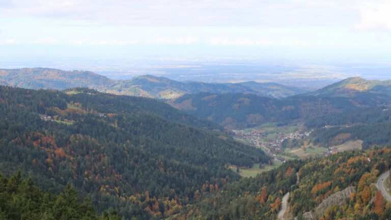 Dieses Bild zeigt eine Webcam-Aufnahme vom Achertal, aufgenommen am Samstag, den 18.10.2025 um 11:40 Uhr. Die Temperatur betrug 6.1°C.
