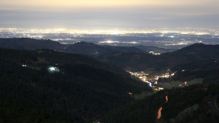 Dieses Bild zeigt eine Webcam-Aufnahme vom Achertal, aufgenommen am Dienstag, den 02.12.2025 um 18:10 Uhr. Die Temperatur betrug 4.5°C.