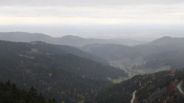 Dieses Bild zeigt eine Webcam-Aufnahme vom Achertal, aufgenommen am Samstag, den 01.11.2025 um 15:50 Uhr. Die Temperatur betrug 11.1°C.