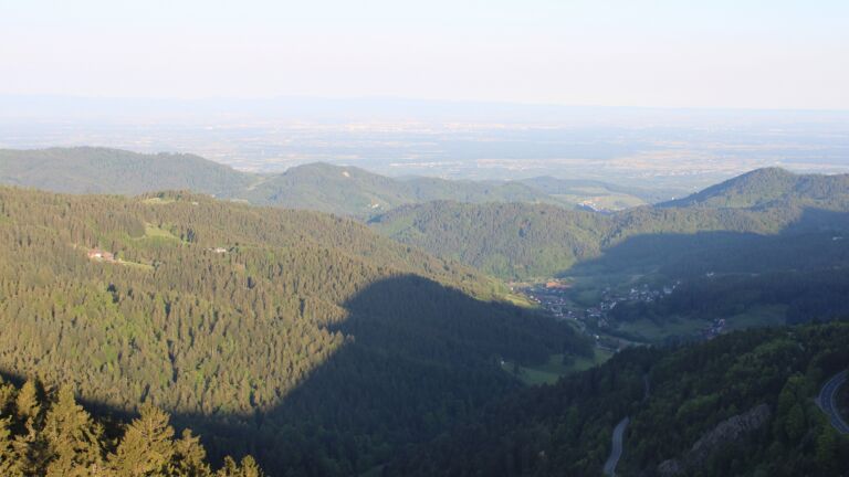 Dieses Bild zeigt eine Webcam-Aufnahme vom Achertal, aufgenommen am Montag, den 12.05.2025 um 07:00 Uhr. Die Temperatur betrug 12.1°C.