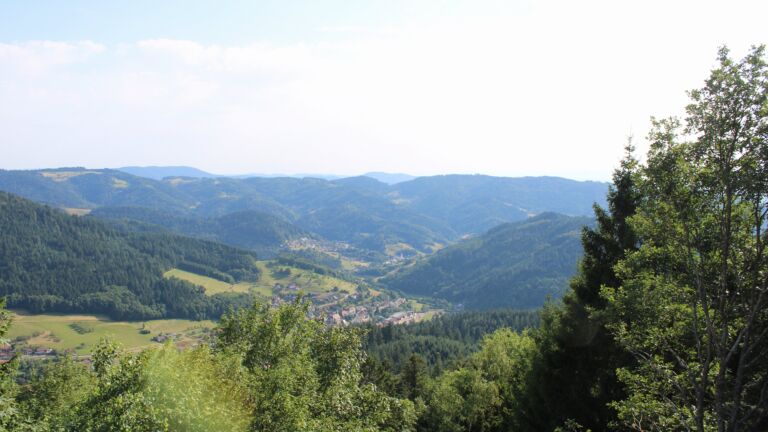 Dieses Bild zeigt eine Webcam-Aufnahme vom Achertal, aufgenommen am Montag, den 13.07.2026 um 18:00 Uhr. Die Temperatur betrug 32°C.