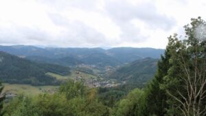 Dieses Bild zeigt eine Webcam-Aufnahme vom Achertal, aufgenommen am Freitag, den 28.08.2026 um 13:50 Uhr. Die Temperatur betrug 18.5°C.
