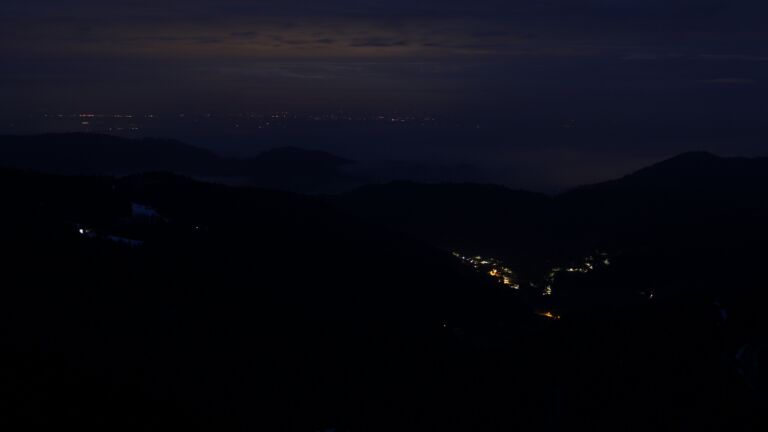 Dieses Bild zeigt eine Webcam-Aufnahme vom Achertal, aufgenommen am Sonntag, den 01.02.2026 um 07:00 Uhr. Die Temperatur betrug 2.4°C.