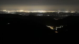 Dieses Bild zeigt eine Webcam-Aufnahme vom Achertal, aufgenommen am Montag, den 06.04.2026 um 23:30 Uhr. Die Temperatur betrug 6.6°C.