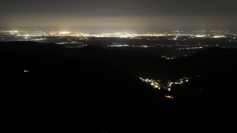 Dieses Bild zeigt eine Webcam-Aufnahme vom Achertal, aufgenommen am Montag, den 06.04.2026 um 23:30 Uhr. Die Temperatur betrug 6.6°C.