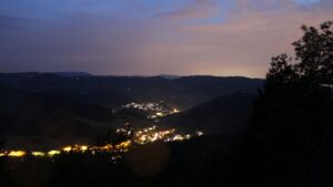Dieses Bild zeigt eine Webcam-Aufnahme vom Achertal, aufgenommen am Freitag, den 31.07.2026 um 22:20 Uhr. Die Temperatur betrug 17.7°C.
