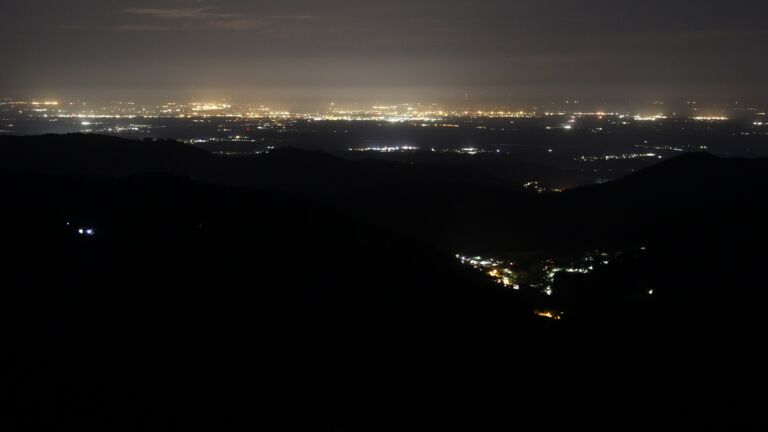 Dieses Bild zeigt eine Webcam-Aufnahme vom Achertal, aufgenommen am Sonntag, den 19.04.2026 um 04:40 Uhr. Die Temperatur betrug 10.9°C.