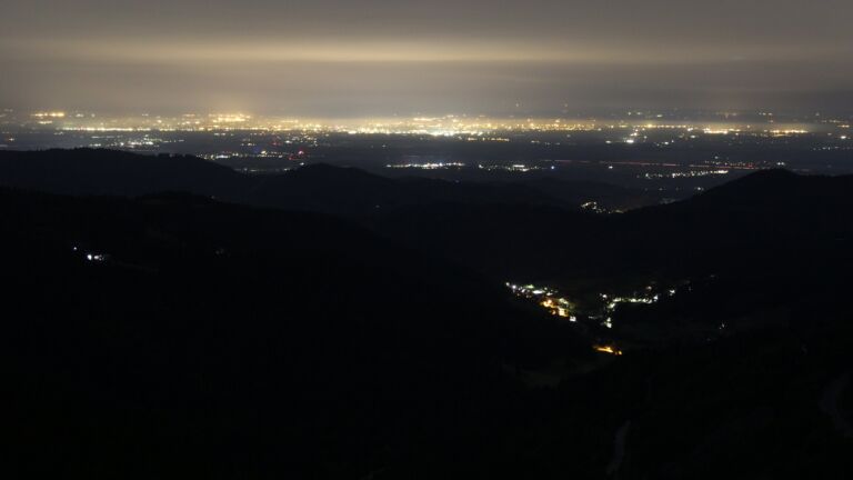 Dieses Bild zeigt eine Webcam-Aufnahme vom Achertal, aufgenommen am Samstag, den 04.10.2025 um 01:00 Uhr. Die Temperatur betrug 8.2°C.