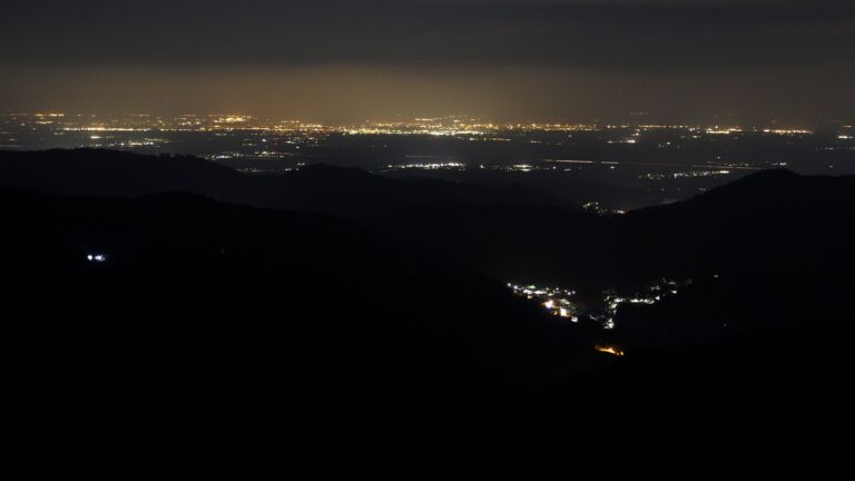 Dieses Bild zeigt eine Webcam-Aufnahme vom Achertal, aufgenommen am Mittwoch, den 25.03.2026 um 04:20 Uhr. Die Temperatur betrug 4.4°C.