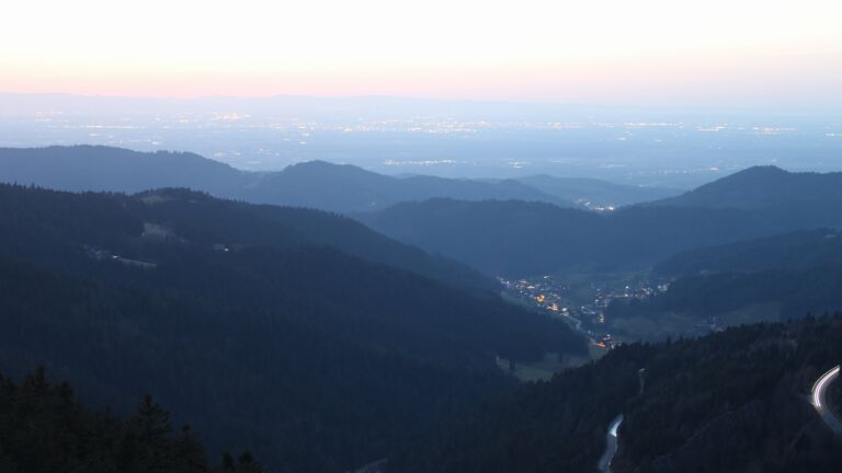 Dieses Bild zeigt eine Webcam-Aufnahme vom Achertal, aufgenommen am Donnerstag, den 26.02.2026 um 18:40 Uhr. Die Temperatur betrug 11.1°C.