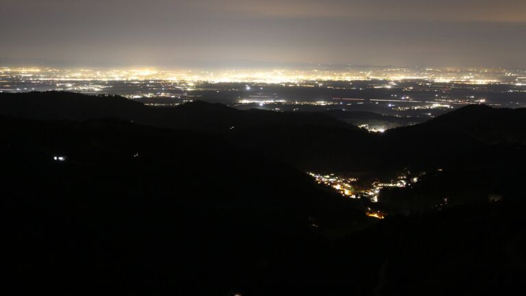 Dieses Bild zeigt eine Webcam-Aufnahme vom Achertal, aufgenommen am Mittwoch, den 12.11.2025 um 19:00 Uhr. Die Temperatur betrug 12°C.