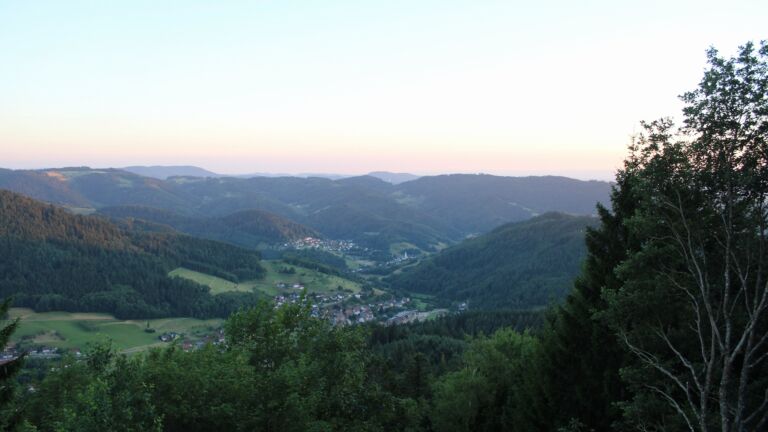 Dieses Bild zeigt eine Webcam-Aufnahme vom Achertal, aufgenommen am Donnerstag, den 09.07.2026 um 21:20 Uhr. Die Temperatur betrug 22.4°C.