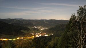 Dieses Bild zeigt eine Webcam-Aufnahme vom Achertal, aufgenommen am Mittwoch, den 28.10.2026 um 22:30 Uhr. Die Temperatur betrug 7°C.