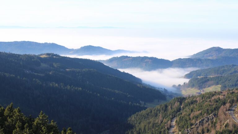 Dieses Bild zeigt eine Webcam-Aufnahme vom Achertal, aufgenommen am Sonntag, den 21.12.2025 um 13:40 Uhr. Die Temperatur betrug 7.6°C.