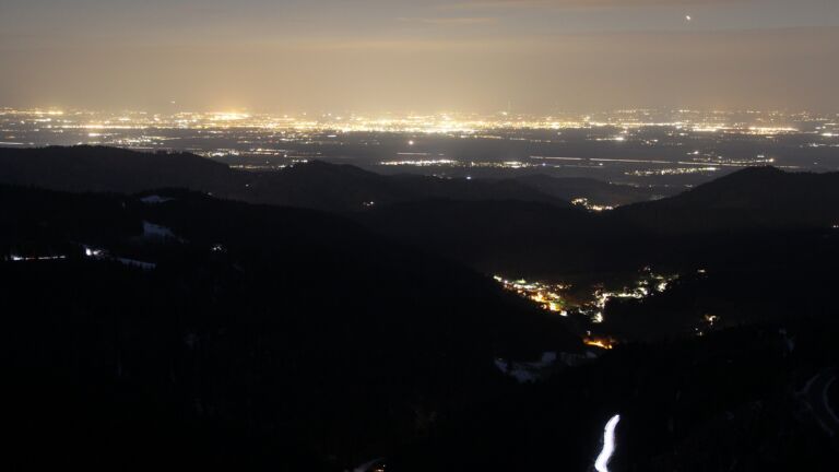 Dieses Bild zeigt eine Webcam-Aufnahme vom Achertal, aufgenommen am Donnerstag, den 02.04.2026 um 21:30 Uhr. Die Temperatur betrug 4.9°C.