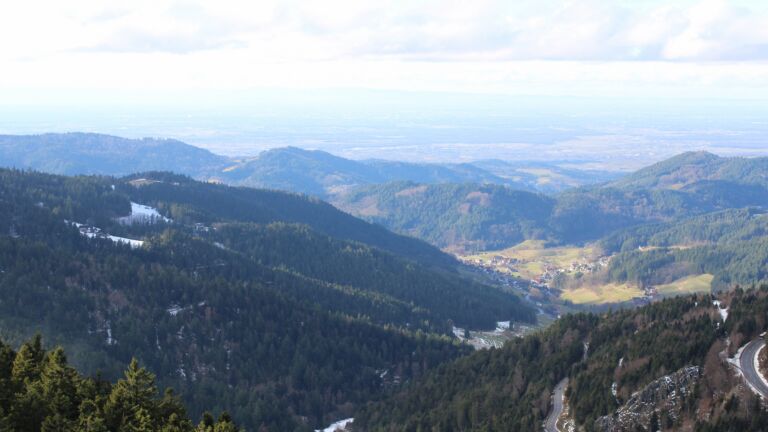 Dieses Bild zeigt eine Webcam-Aufnahme vom Achertal, aufgenommen am Donnerstag, den 15.01.2026 um 13:40 Uhr. Die Temperatur betrug 6.1°C.