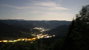Dieses Bild zeigt eine Webcam-Aufnahme vom Achertal, aufgenommen am Samstag, den 23.05.2026 um 23:10 Uhr. Die Temperatur betrug 20.9°C.
