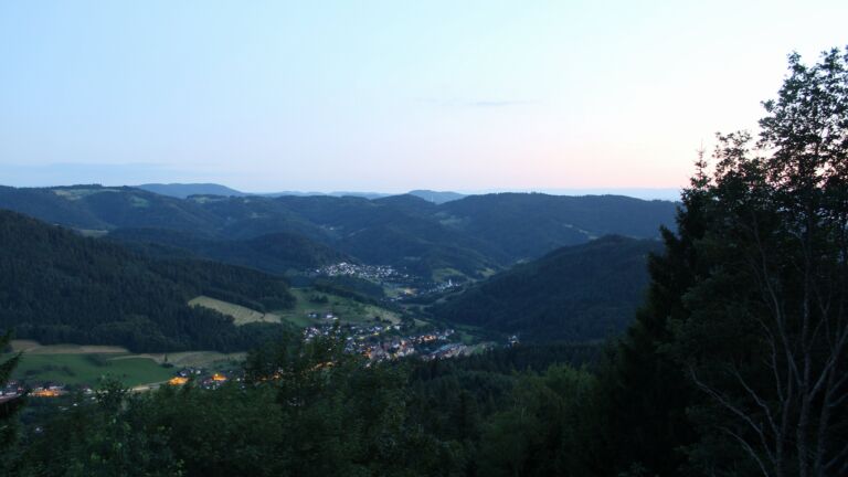 Dieses Bild zeigt eine Webcam-Aufnahme vom Achertal, aufgenommen am Mittwoch, den 01.07.2026 um 22:10 Uhr. Die Temperatur betrug 18.5°C.