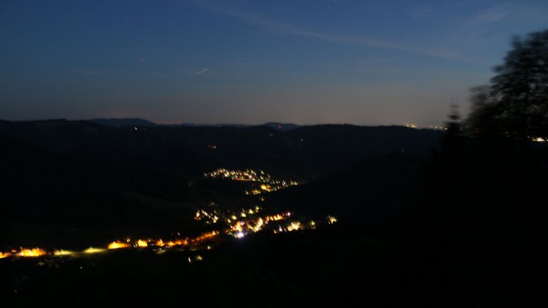 Dieses Bild zeigt eine Webcam-Aufnahme vom Achertal, aufgenommen am Freitag, den 22.05.2026 um 22:30 Uhr. Die Temperatur betrug 20.2°C.