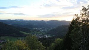 Dieses Bild zeigt eine Webcam-Aufnahme vom Achertal, aufgenommen am Donnerstag, den 22.10.2026 um 18:00 Uhr. Die Temperatur betrug 8.3°C.