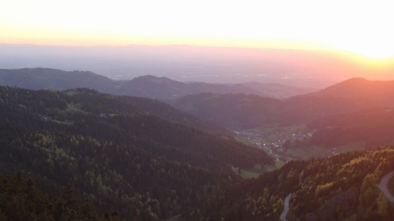 Dieses Bild zeigt eine Webcam-Aufnahme vom Achertal, aufgenommen am Freitag, den 24.04.2026 um 20:30 Uhr. Die Temperatur betrug 12.1°C.