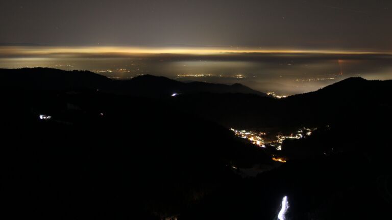 Dieses Bild zeigt eine Webcam-Aufnahme vom Achertal, aufgenommen am Samstag, den 22.11.2025 um 21:00 Uhr. Die Temperatur betrug -3.9°C.