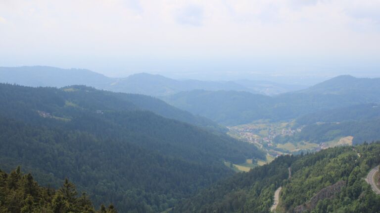 Dieses Bild zeigt eine Webcam-Aufnahme vom Achertal, aufgenommen am Mittwoch, den 21.05.2025 um 15:30 Uhr. Die Temperatur betrug 13°C.