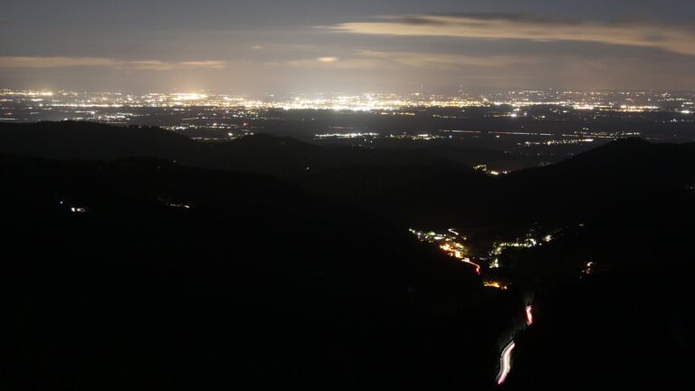 Dieses Bild zeigt eine Webcam-Aufnahme vom Achertal, aufgenommen am Donnerstag, den 11.09.2025 um 22:00 Uhr. Die Temperatur betrug 9.9°C.