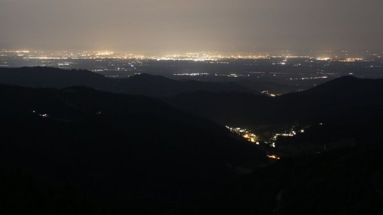 Dieses Bild zeigt eine Webcam-Aufnahme vom Achertal, aufgenommen am Dienstag, den 03.06.2025 um 23:30 Uhr. Die Temperatur betrug 13.2°C.