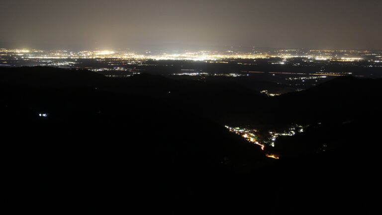 Dieses Bild zeigt eine Webcam-Aufnahme vom Achertal, aufgenommen am Donnerstag, den 13.11.2025 um 22:30 Uhr. Die Temperatur betrug 15.1°C.