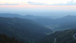Dieses Bild zeigt eine Webcam-Aufnahme vom Achertal, aufgenommen am Freitag, den 08.05.2026 um 21:00 Uhr. Die Temperatur betrug 9.8°C.