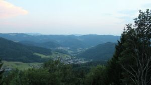 Dieses Bild zeigt eine Webcam-Aufnahme vom Achertal, aufgenommen am Samstag, den 18.07.2026 um 21:20 Uhr. Die Temperatur betrug 19.5°C.