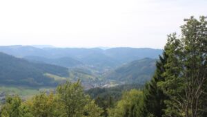 Dieses Bild zeigt eine Webcam-Aufnahme vom Achertal, aufgenommen am Montag, den 28.09.2026 um 14:20 Uhr. Die Temperatur betrug 27.9°C.