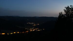 Dieses Bild zeigt eine Webcam-Aufnahme vom Achertal, aufgenommen am Montag, den 10.08.2026 um 21:50 Uhr. Die Temperatur betrug 24.1°C.