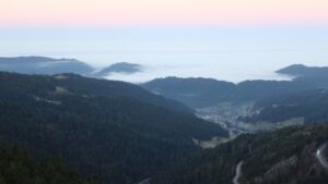 Dieses Bild zeigt eine Webcam-Aufnahme vom Achertal, aufgenommen am Samstag, den 13.12.2025 um 08:10 Uhr. Die Temperatur betrug 7.8°C.