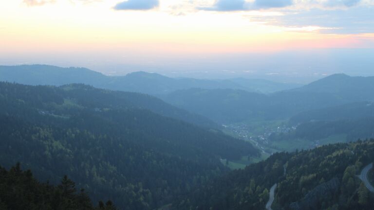 Dieses Bild zeigt eine Webcam-Aufnahme vom Achertal, aufgenommen am Dienstag, den 21.04.2026 um 20:10 Uhr. Die Temperatur betrug 2.8°C.