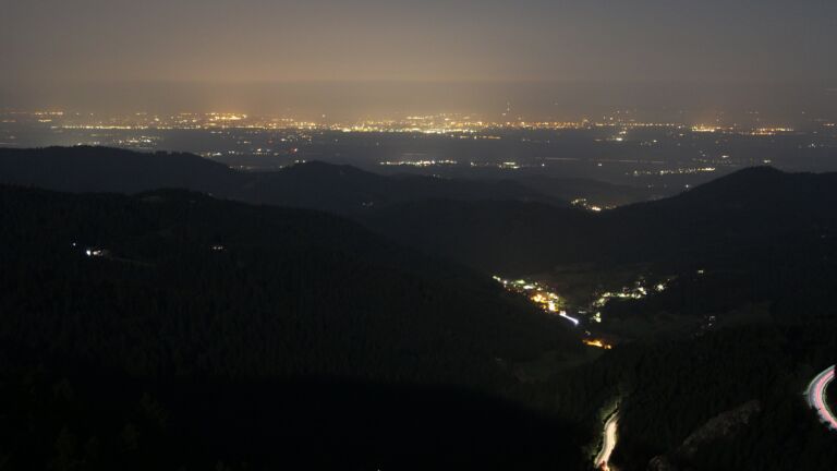 Dieses Bild zeigt eine Webcam-Aufnahme vom Achertal, aufgenommen am Dienstag, den 12.08.2025 um 23:30 Uhr. Die Temperatur betrug 24.6°C.