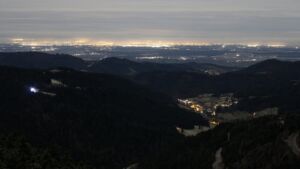 Dieses Bild zeigt eine Webcam-Aufnahme vom Achertal, aufgenommen am Samstag, den 06.12.2025 um 02:30 Uhr. Die Temperatur betrug 0.5°C.