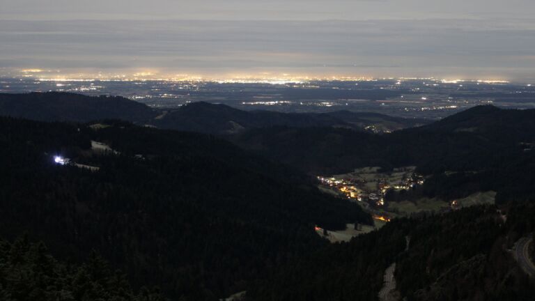 Dieses Bild zeigt eine Webcam-Aufnahme vom Achertal, aufgenommen am Samstag, den 06.12.2025 um 02:30 Uhr. Die Temperatur betrug 0.5°C.