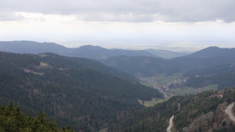 Dieses Bild zeigt eine Webcam-Aufnahme vom Achertal, aufgenommen am Dienstag, den 17.03.2026 um 14:10 Uhr. Die Temperatur betrug 6.9°C.