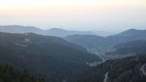 Dieses Bild zeigt eine Webcam-Aufnahme vom Achertal, aufgenommen am Donnerstag, den 05.03.2026 um 17:50 Uhr. Die Temperatur betrug 9.9°C.