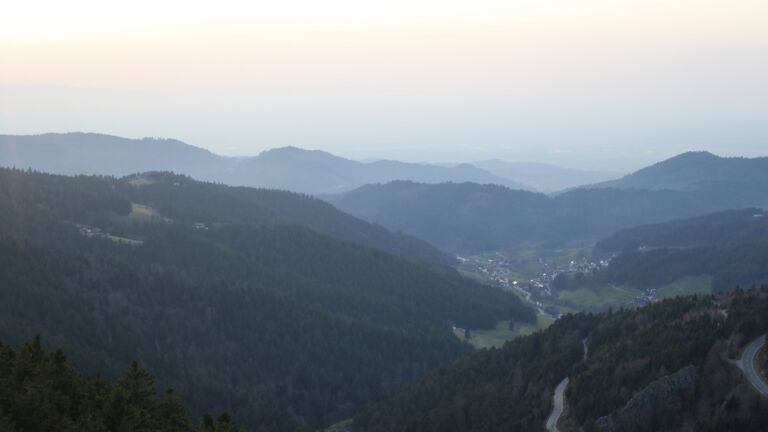 Dieses Bild zeigt eine Webcam-Aufnahme vom Achertal, aufgenommen am Donnerstag, den 05.03.2026 um 17:50 Uhr. Die Temperatur betrug 9.9°C.