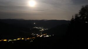 Dieses Bild zeigt eine Webcam-Aufnahme vom Achertal, aufgenommen am Freitag, den 26.06.2026 um 00:30 Uhr. Die Temperatur betrug 27.8°C.