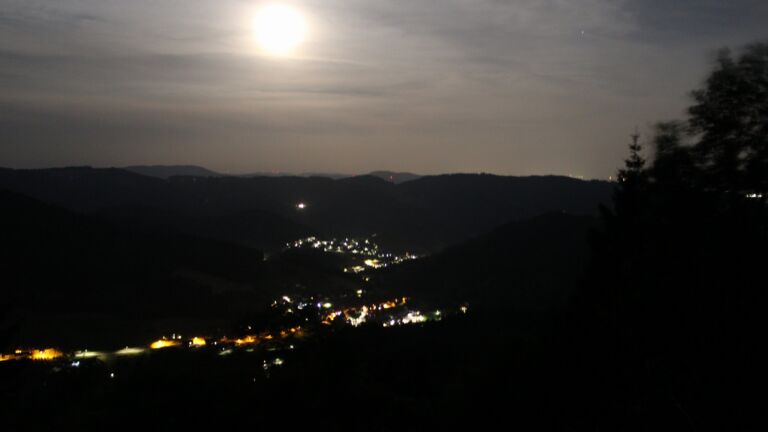 Dieses Bild zeigt eine Webcam-Aufnahme vom Achertal, aufgenommen am Freitag, den 26.06.2026 um 00:30 Uhr. Die Temperatur betrug 27.8°C.