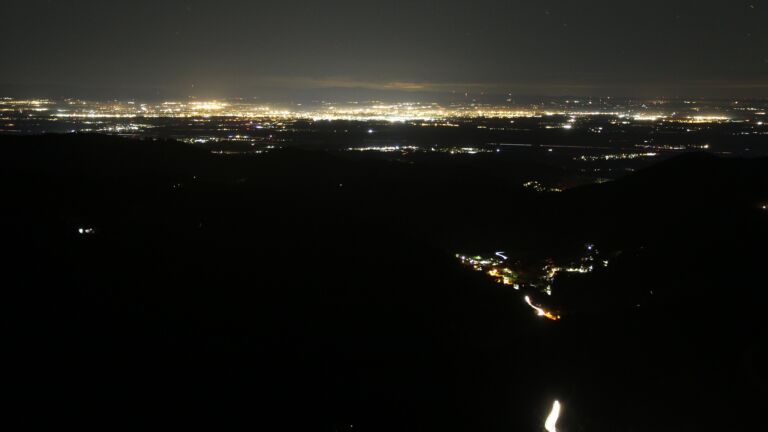 Dieses Bild zeigt eine Webcam-Aufnahme vom Achertal, aufgenommen am Sonntag, den 16.11.2025 um 00:30 Uhr. Die Temperatur betrug 7.6°C.