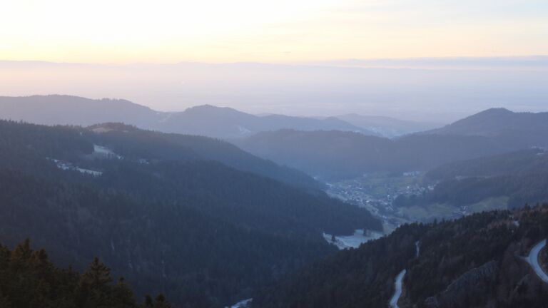 Dieses Bild zeigt eine Webcam-Aufnahme vom Achertal, aufgenommen am Donnerstag, den 01.01.2026 um 16:30 Uhr. Die Temperatur betrug -5.6°C.