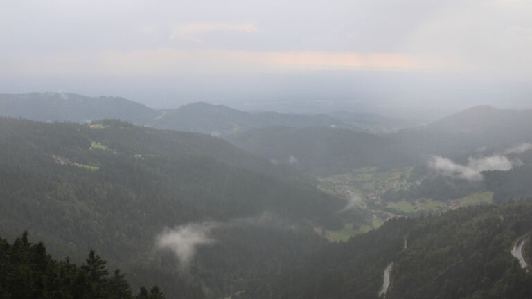 Dieses Bild zeigt eine Webcam-Aufnahme vom Achertal, aufgenommen am Montag, den 28.07.2025 um 19:30 Uhr. Die Temperatur betrug 9.6°C.