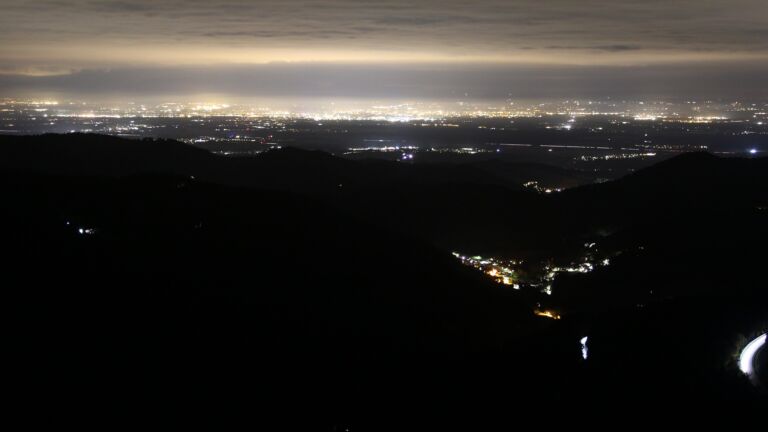Dieses Bild zeigt eine Webcam-Aufnahme vom Achertal, aufgenommen am Freitag, den 17.10.2025 um 23:00 Uhr. Die Temperatur betrug 5.9°C.
