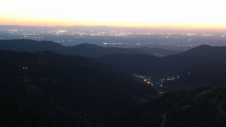 Dieses Bild zeigt eine Webcam-Aufnahme vom Achertal, aufgenommen am Freitag, den 24.04.2026 um 21:20 Uhr. Die Temperatur betrug 11.4°C.